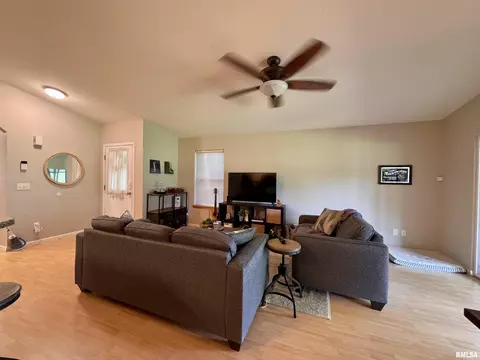 1041 Hawthorn Rdg, Macomb, IL 61455 photo 2