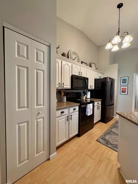 1041 Hawthorn Rdg, Macomb, IL 61455 photo 13