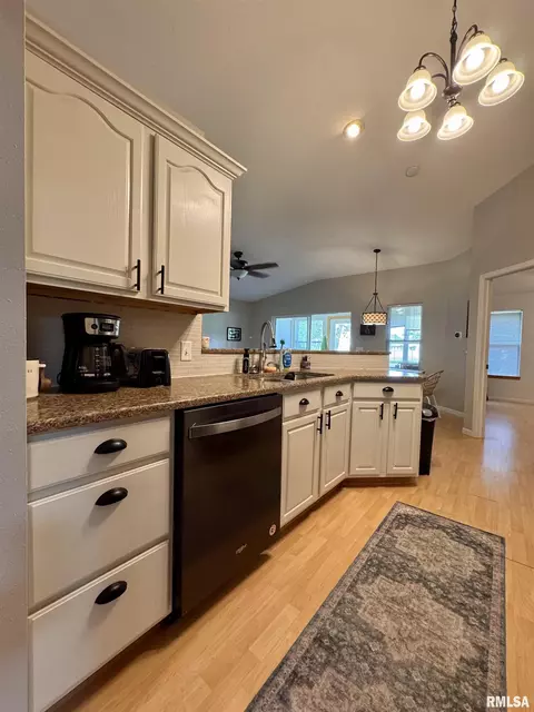 1041 Hawthorn Rdg, Macomb, IL 61455 photo 16