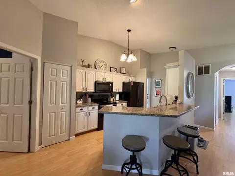 1041 Hawthorn Rdg, Macomb, IL 61455 photo 11