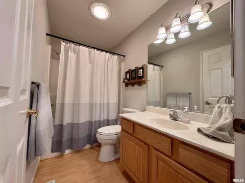 1041 Hawthorn Rdg, Macomb, IL 61455 photo 23