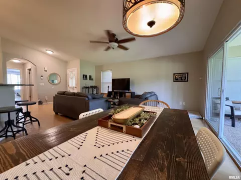1041 Hawthorn Rdg, Macomb, IL 61455 photo 9