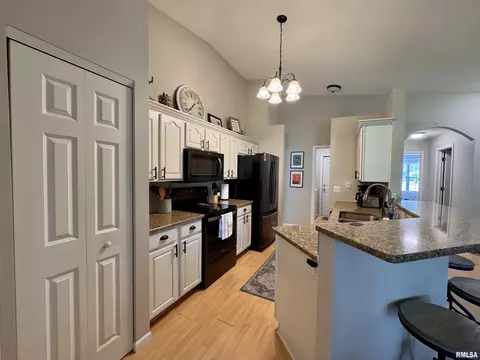 1041 Hawthorn Rdg, Macomb, IL 61455 photo 12
