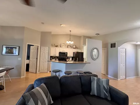 1041 Hawthorn Rdg, Macomb, IL 61455 photo 5