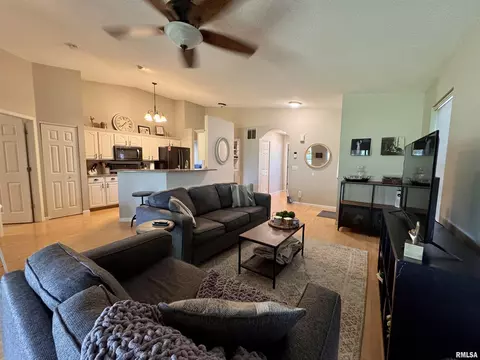 1041 Hawthorn Rdg, Macomb, IL 61455 photo 3