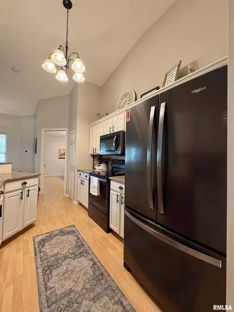 1041 Hawthorn Rdg, Macomb, IL 61455 photo 15