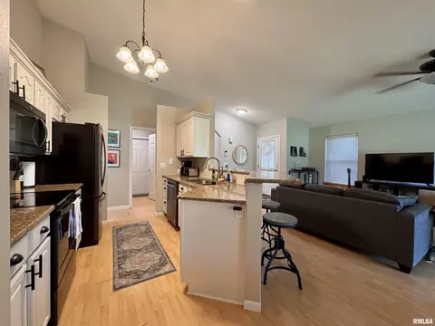 1041 Hawthorn Rdg, Macomb, IL 61455 photo 10