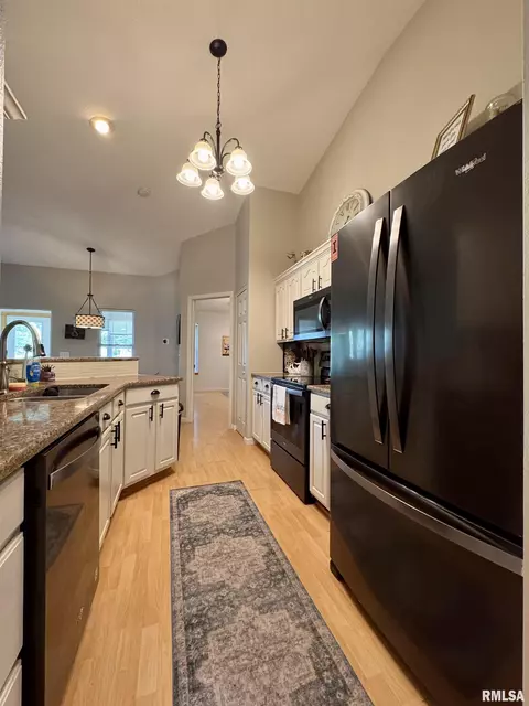 1041 Hawthorn Rdg, Macomb, IL 61455 photo 14