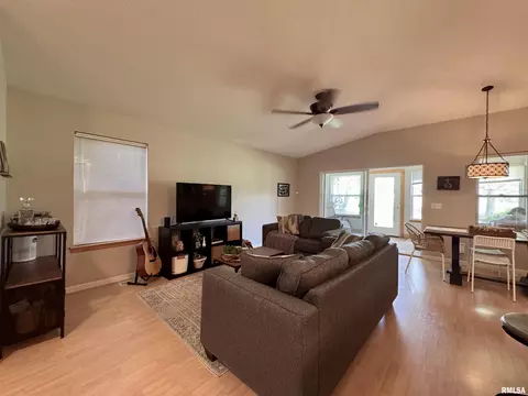 1041 Hawthorn Rdg, Macomb, IL 61455 photo 4