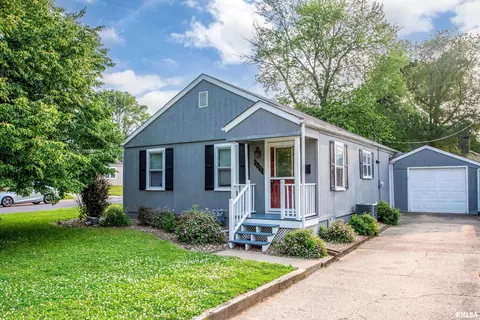 301 Edgewood Dr, Pekin, IL 61554