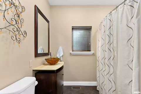 Bath - 7412 W Pfeiffer Rd, Mapleton, IL 61547 photo 4 of 6