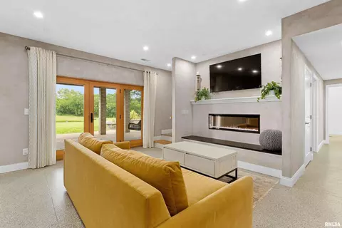 Living - 7412 W Pfeiffer Rd, Mapleton, IL 61547 photo 3 of 4