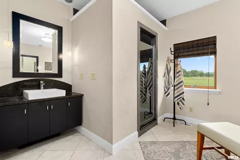 Bath - 7412 W Pfeiffer Rd, Mapleton, IL 61547 photo 1 of 6