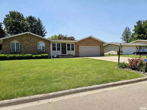 318 Harvester Rd, Canton, IL 61520