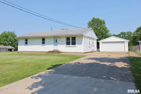 369 N Elmwood Rd, Farmington, IL 61531