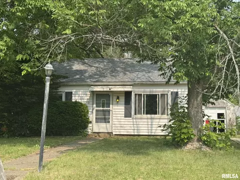 5210 N Willard Rd, Peoria Heights, IL 61616