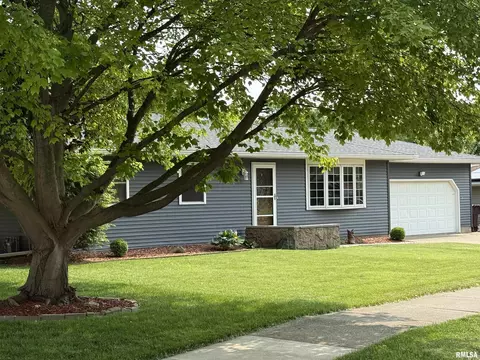 2123 Highwood Ave, Pekin, IL 61554