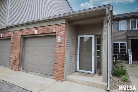 4507 N Thornhill Dr, Peoria, IL 61615