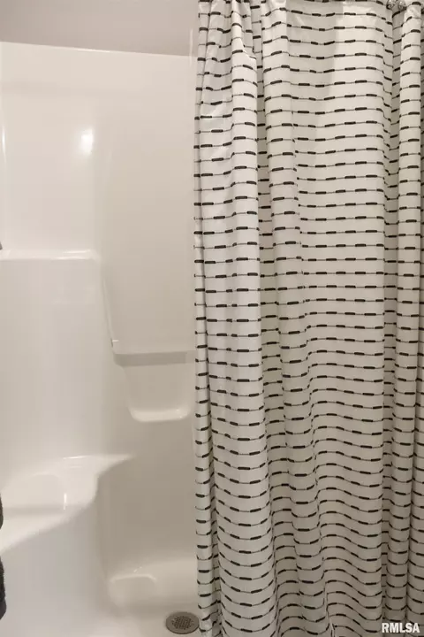 Bath - 1709 Rustic Oak Dr, Washington, IL 61571 photo 12 of 15
