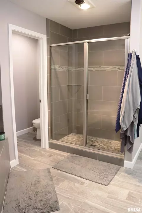 Bath - 1709 Rustic Oak Dr, Washington, IL 61571 photo 4 of 15