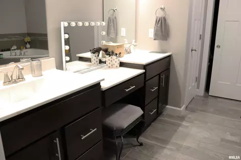 Bath - 1709 Rustic Oak Dr, Washington, IL 61571 photo 2 of 15