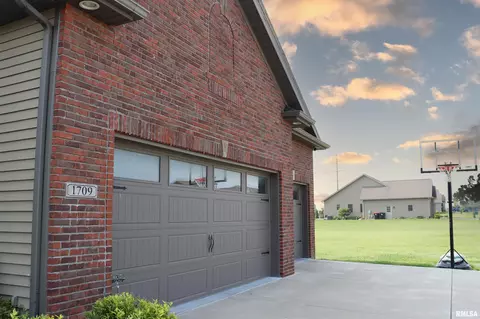Exterior - 1709 Rustic Oak Dr, Washington, IL 61571 photo 7 of 10