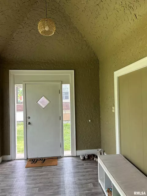 Entry Way - 132 Chandler Blvd, Macomb, IL 61455 photo 1 of 5