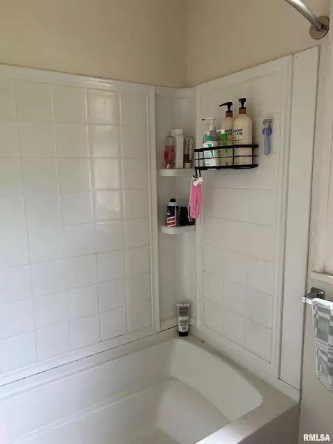 Bath - 132 Chandler Blvd, Macomb, IL 61455 photo 3 of 3