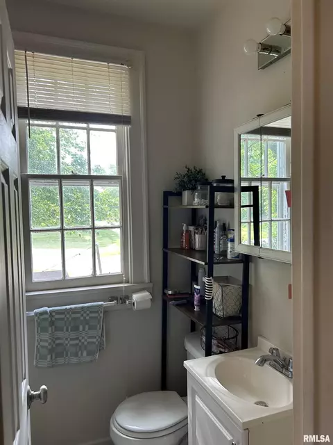 Bath - 132 Chandler Blvd, Macomb, IL 61455 photo 1 of 3