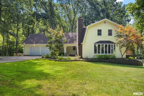 4 Oakcrest Dr, Pekin, IL 61554