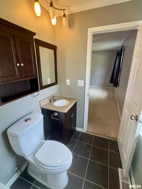 Bath - 1601 Riverview Dr, Macomb, IL 61455 photo 4 of 4