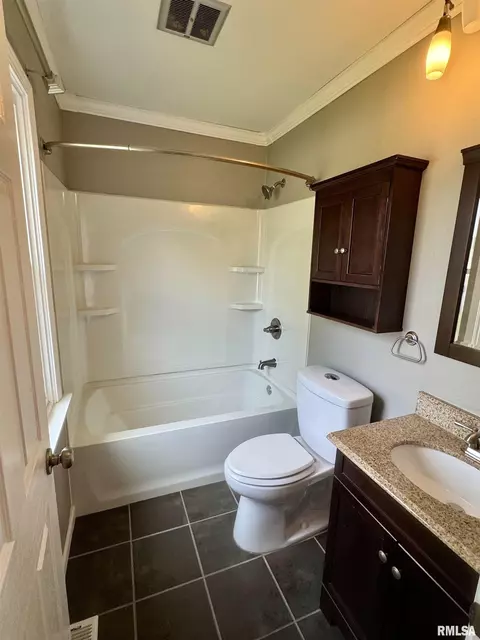 Bath - 1601 Riverview Dr, Macomb, IL 61455 photo 2 of 4
