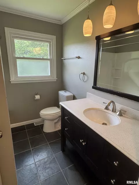 Bath - 1601 Riverview Dr, Macomb, IL 61455 photo 1 of 4