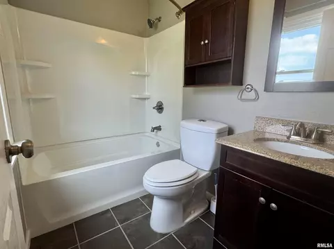 Bath - 1601 Riverview Dr, Macomb, IL 61455 photo 3 of 4