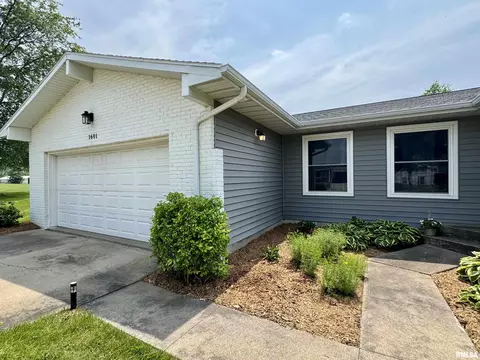 Exterior - 1601 Riverview Dr, Macomb, IL 61455 photo 3 of 14