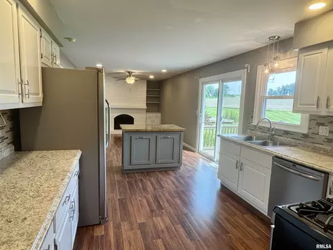 Kitchen - 1601 Riverview Dr, Macomb, IL 61455 photo 5 of 6