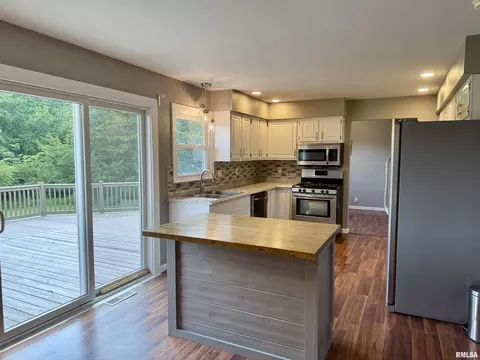 Kitchen - 1601 Riverview Dr, Macomb, IL 61455 photo 2 of 6