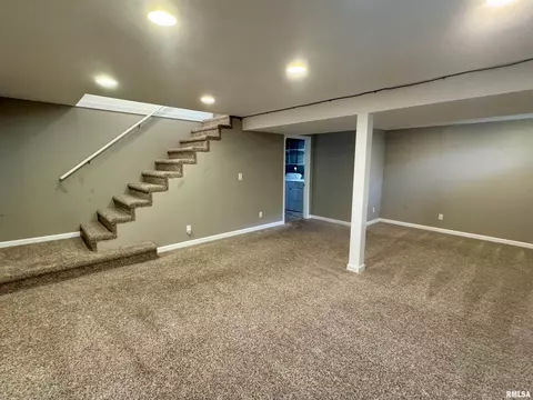 Living - 1601 Riverview Dr, Macomb, IL 61455 photo 3 of 3