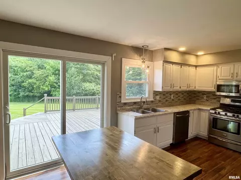 Kitchen - 1601 Riverview Dr, Macomb, IL 61455 photo 4 of 6