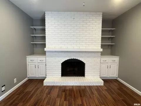 Living - 1601 Riverview Dr, Macomb, IL 61455 photo 2 of 3