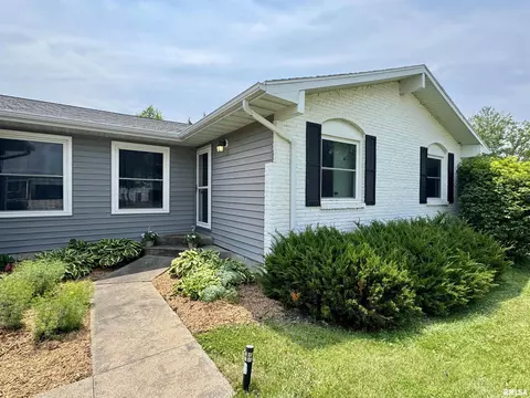 Exterior - 1601 Riverview Dr, Macomb, IL 61455 photo 4 of 14