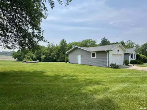 Exterior - 1601 Riverview Dr, Macomb, IL 61455 photo 5 of 14