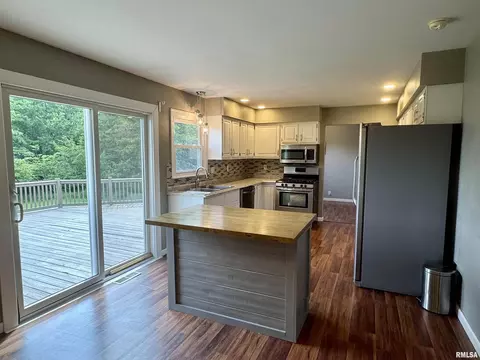 Kitchen - 1601 Riverview Dr, Macomb, IL 61455 photo 3 of 6