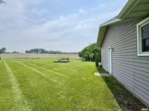 Exterior - 1601 Riverview Dr, Macomb, IL 61455 photo 6 of 14