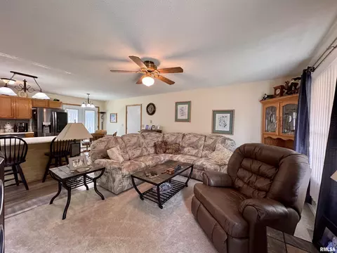 1612 Joyce Ln, Macomb, IL 61455 photo 3