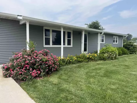 1302 Maple Ave, Macomb, IL 61455 photo 3