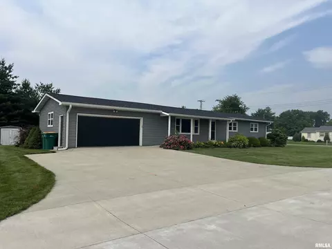 1302 Maple Ave, Macomb, IL 61455 photo 2
