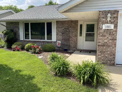 1661 E Myrtle St, Canton, IL 61520 photo 2