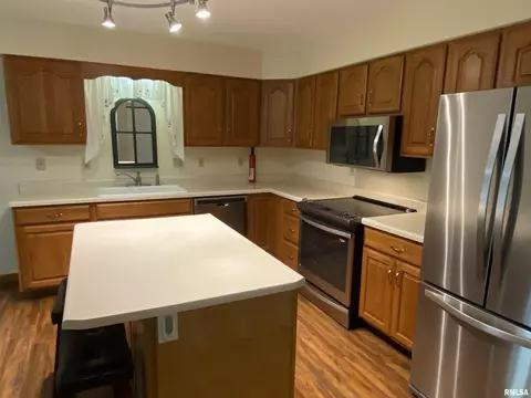 1661 E Myrtle St, Canton, IL 61520 photo 8