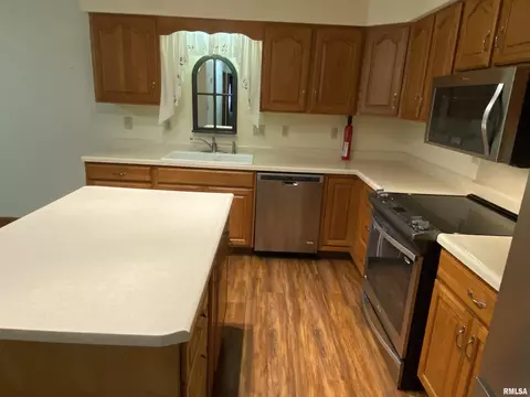 1661 E Myrtle St, Canton, IL 61520 photo 7